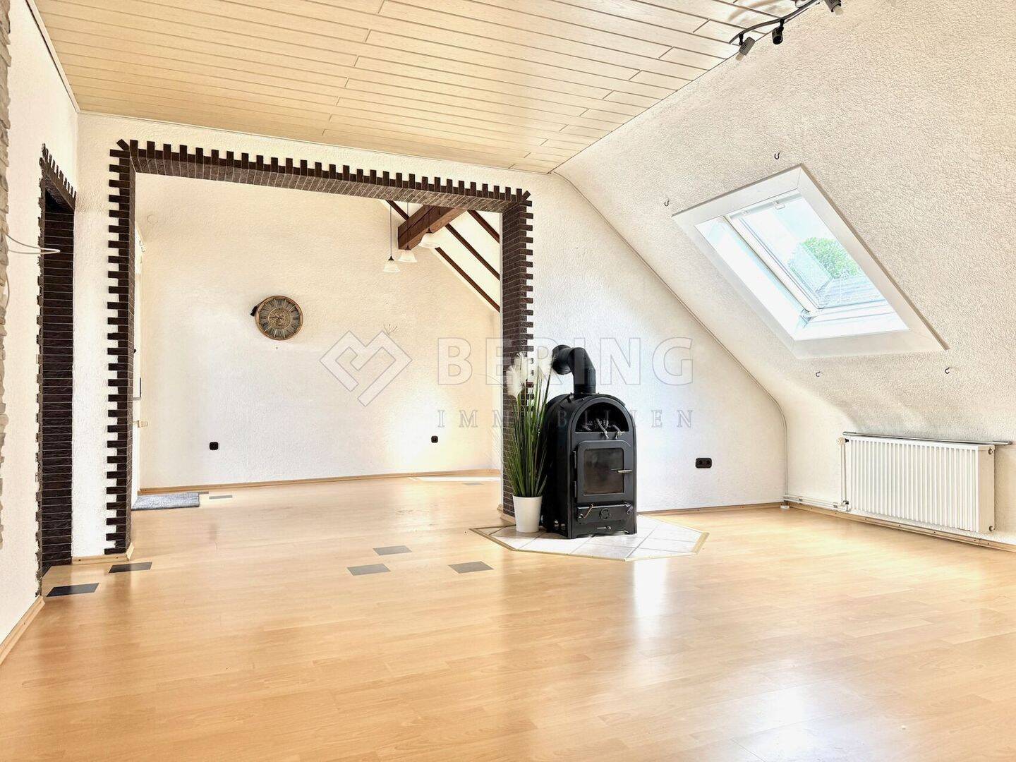 DACHGESCHOSSWOHNUNG MIT ZWEI (!) GARAGEN UND CARPORT I NETPHEN, 57250 Netphen