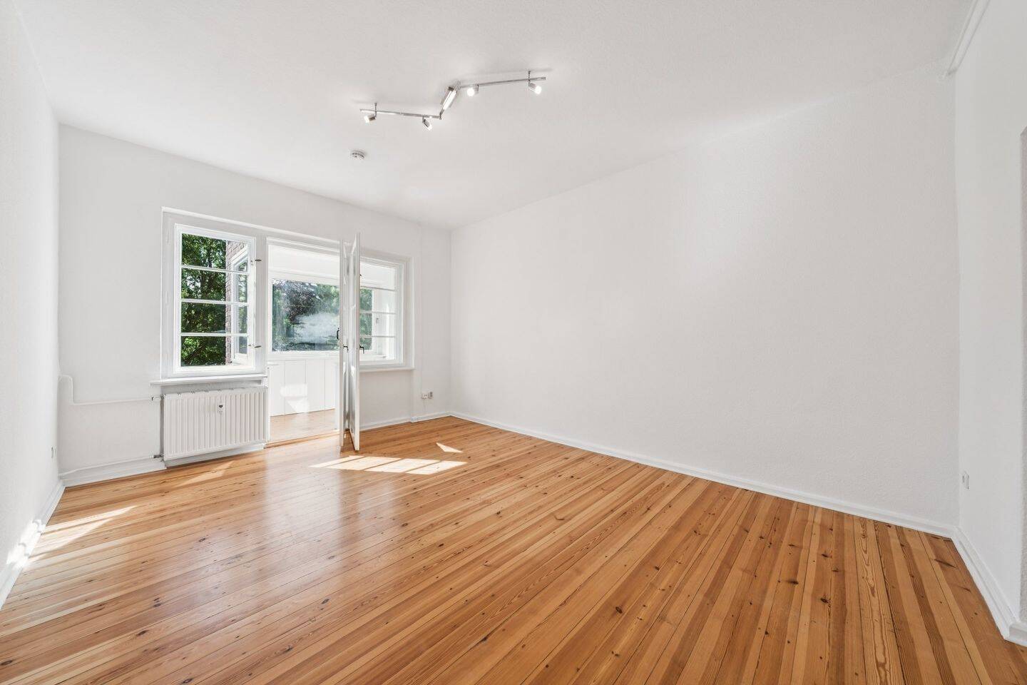 Bezugsfreie Altbauwohnung mit hohen Decken, Wintergarten und großzügigem Gemeinschaftsgarten, 12107 Berlin (Tempelhof-Schöneberg)