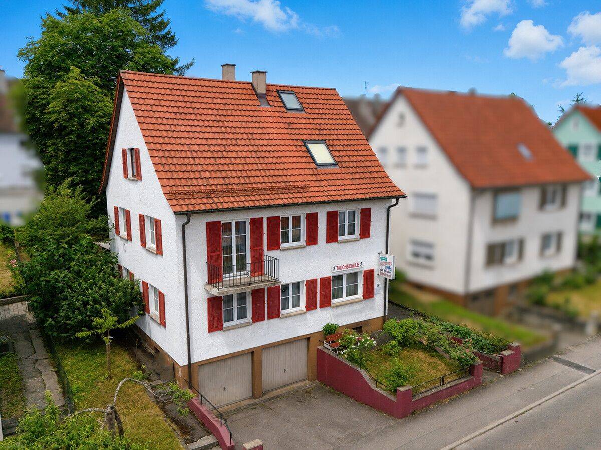 Rottweil: Stadtnahes Dreifamilienhaus mit zusätzlichem Anbau, Garten und Doppelgarage, 78628 Rottweil