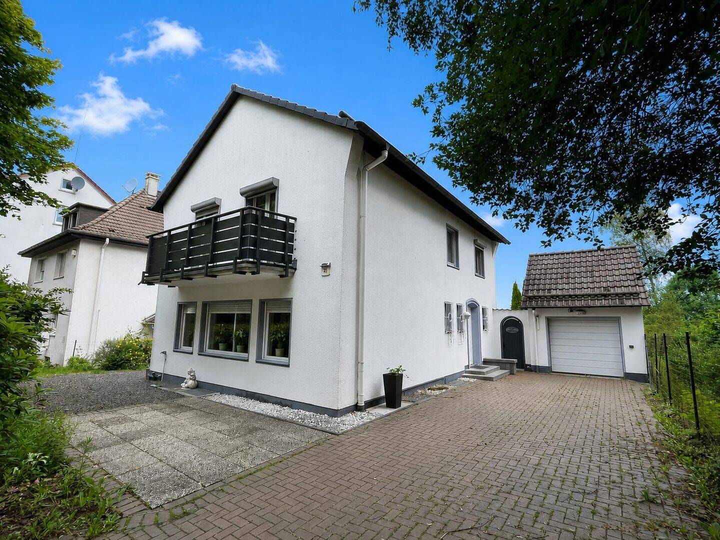 Freistehendes Einfamilienhaus mit sonniger Terrasse auf einem großzügigen Gartengrundstück, 58511 Lüdenscheid
