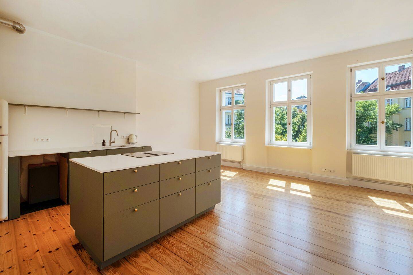 Sanierte Altbauwohnung mit Südwest-Loggia und grünem Ausblick, 12053 Berlin (Neukölln)
