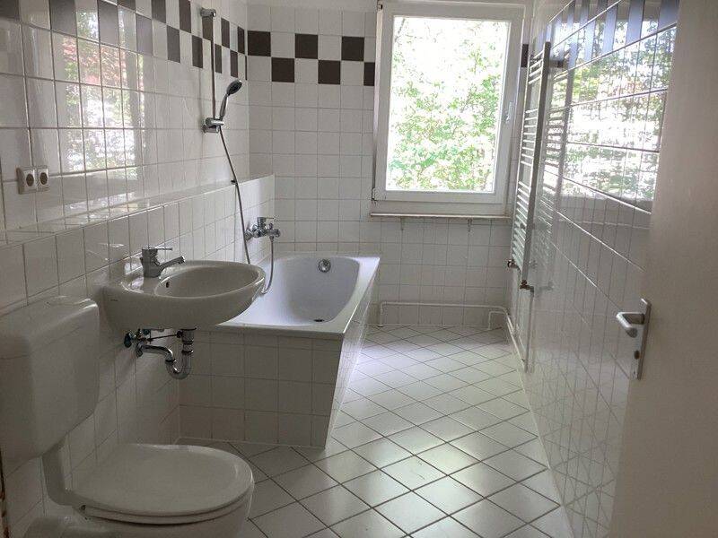 Sanierte Wohnung mit Balkon in Berlin Karow ab sofort !, 13125 Berlin (Pankow Buch Französisch Buchholz Karow)