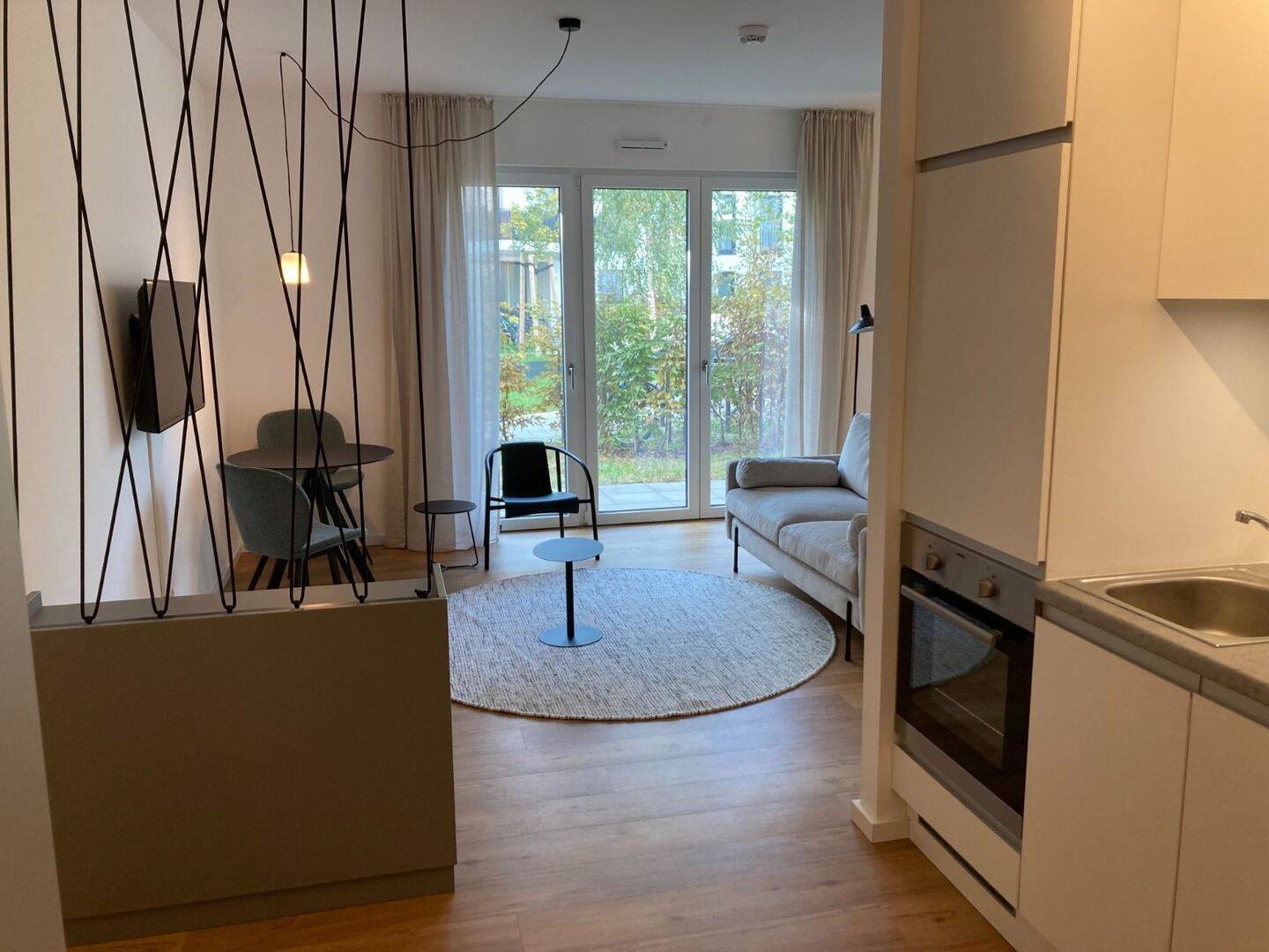 vollmöbliertes Erdgeschoss-Apartment mit Terrasse, Garten und Einbauküche in Schönefeld, 12529 Schönefeld