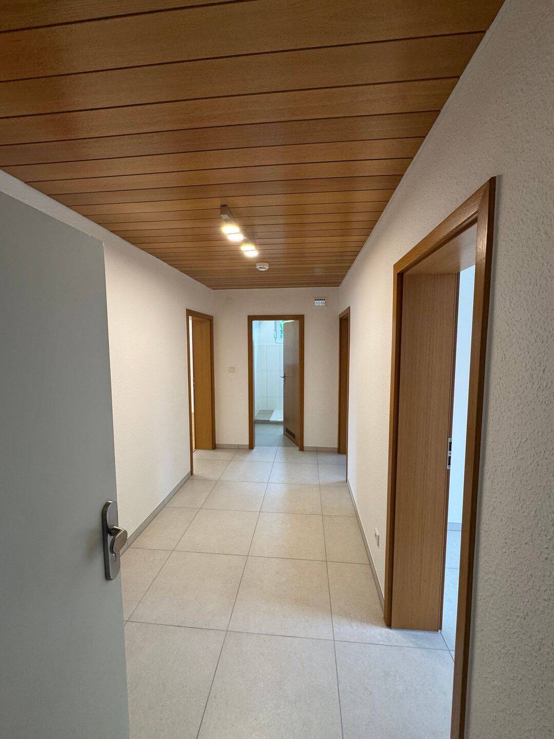 Sofort verfügbare, umfassend modernisierte 3-Zimmer-Eigentumswohnung mit Balkon in Trier-Heiligkreuz, 54295 Trier