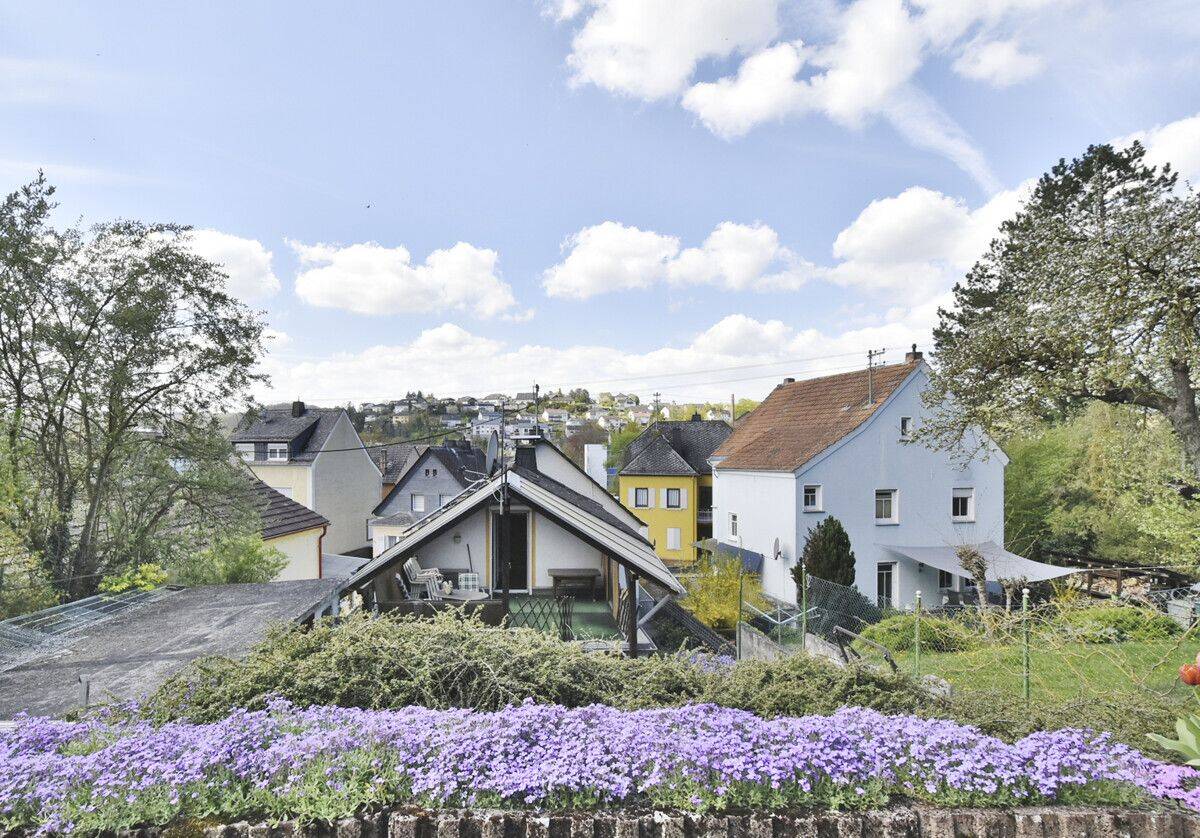 Ein Zuhause: Ein- / Zweifamilienhaus mit Garage, überdachter Terrasse und schönem, ruhigen Garten, 65623 Hahnstätten