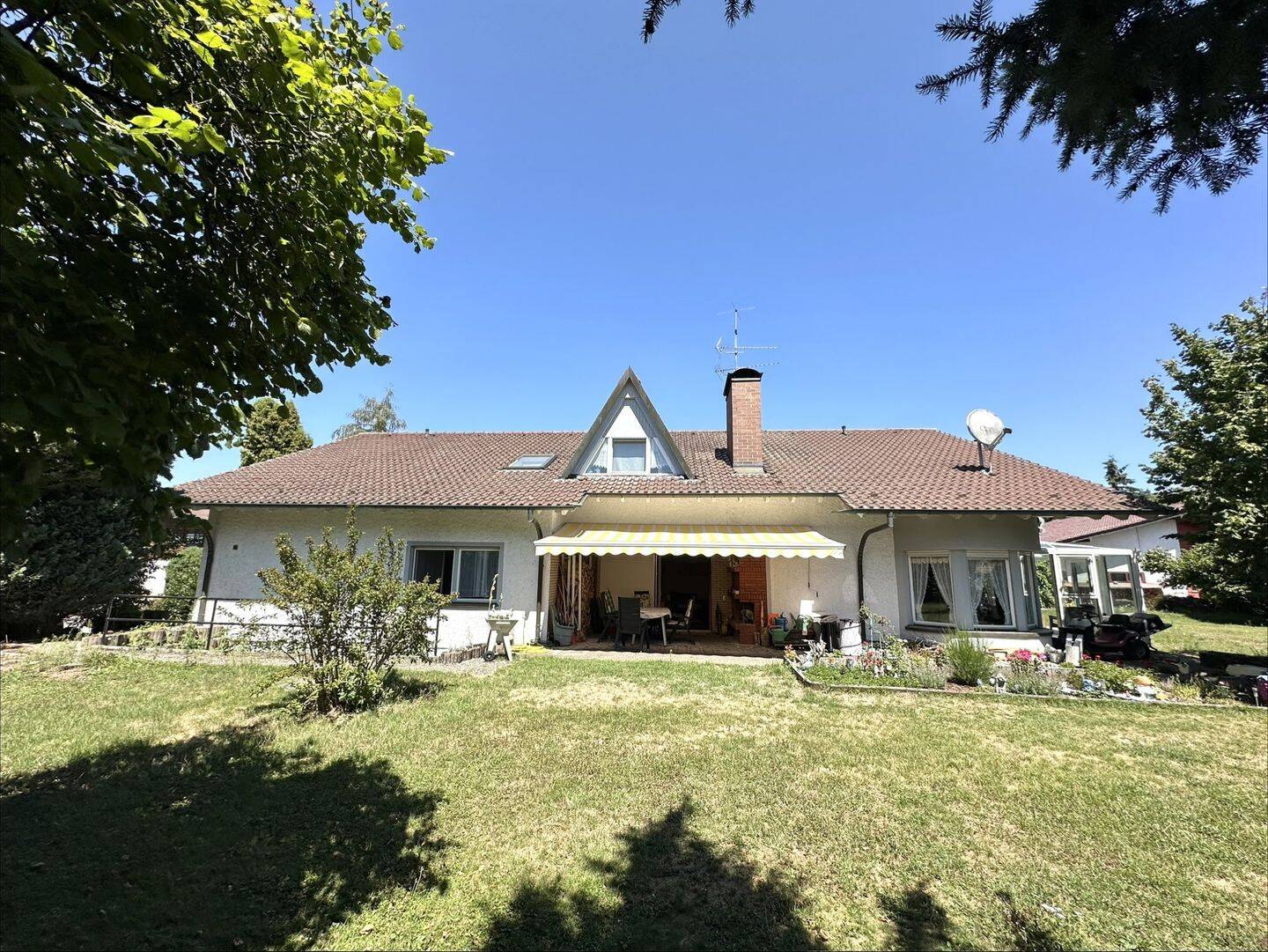 Außergewöhnliches Architektenhaus mit Einliegerwohnung im Gewerbegebiet Rielasingen-Worblingen, 78239 Rielasingen-Worblingen
