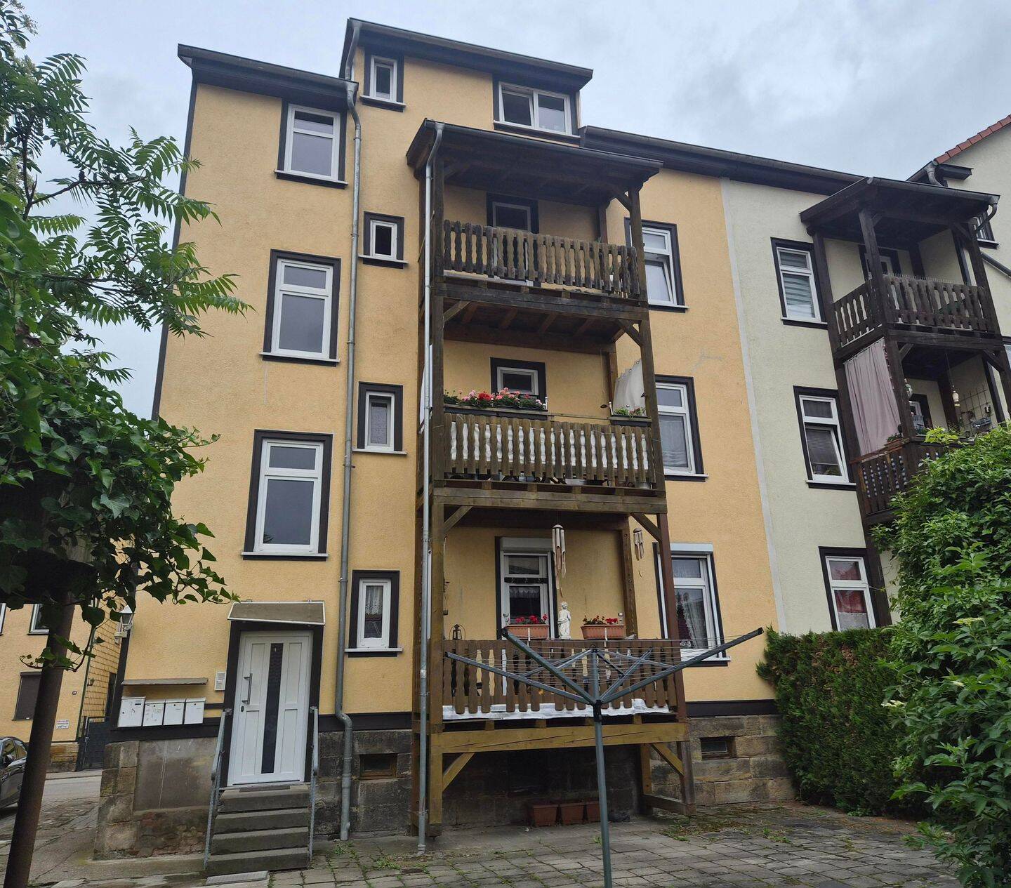 Mit Einbauküche – Besichtigungstermine bitte telefonisch abstimmen – 4 Raum-Wohnung im 2.Obergeschoss mit Balkon sucht neuen Mieter, 99867 Gotha