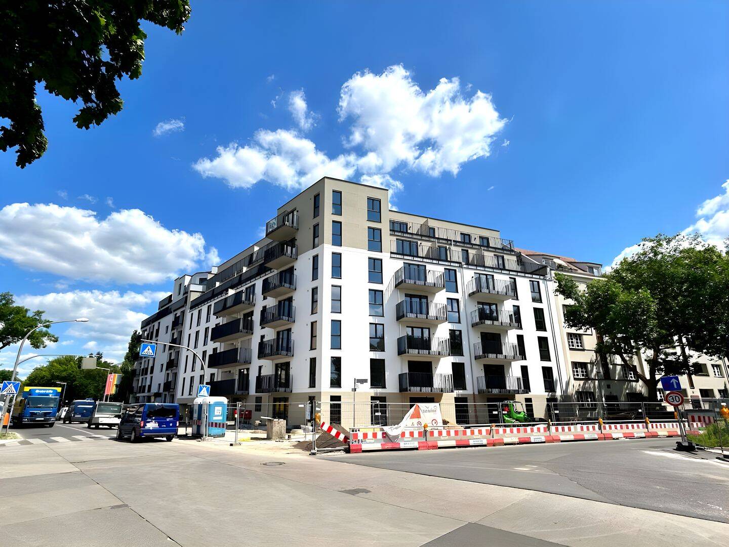 Für Jung + Alt im Neubau! 2 Zimmer + Balkon, Bad mit Walk-In-Dusche, Einbauküche, Parkett, Aufzug, 13053 Berlin (Lichtenberg Hohenschönhausen)