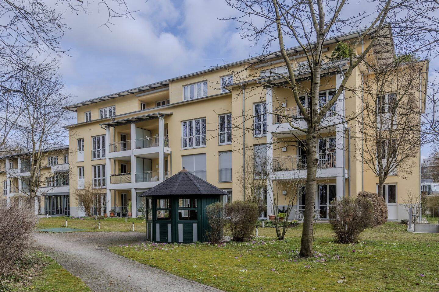 Investment direkt am Englischen Garten! Vermietete 2-Zimmer-ETW mit TG-Stellplatz und Serviceangebot, 80805 München (Schwabing-Freimann)