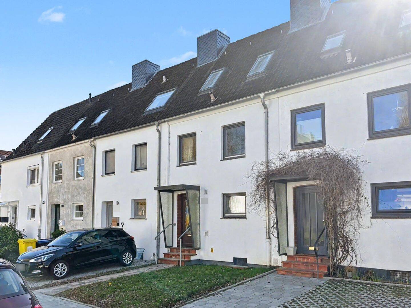 Sanierungsbedürftiges Reihenmittelhaus mit zwei Vollgeschossen und Garage im beliebten Kiel-Wik, 24106 Kiel (Wik)
