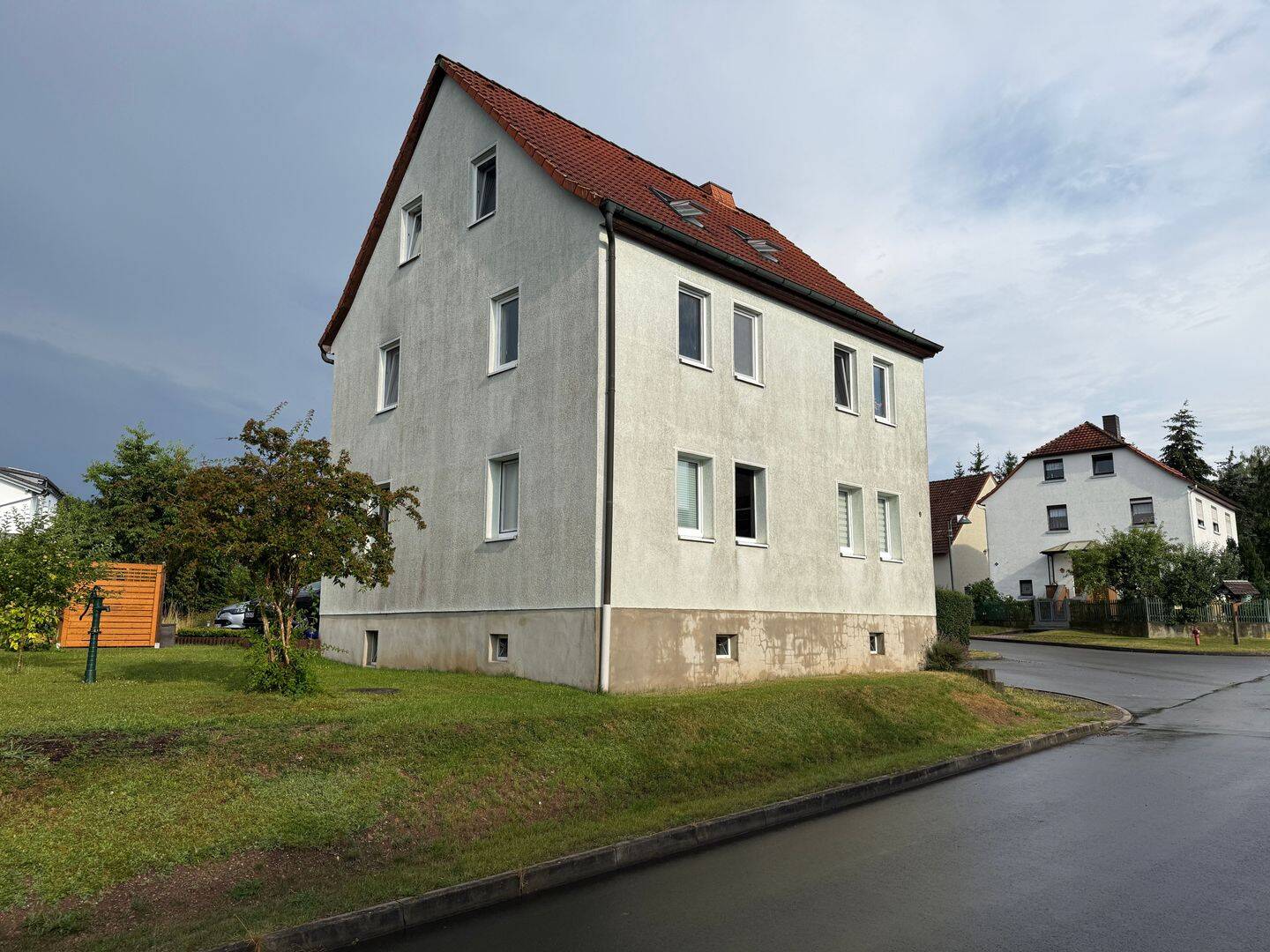 Komplett vermietetes Mehrfamilienhaus mit 3 Wohneinheiten, 98597 Fambach