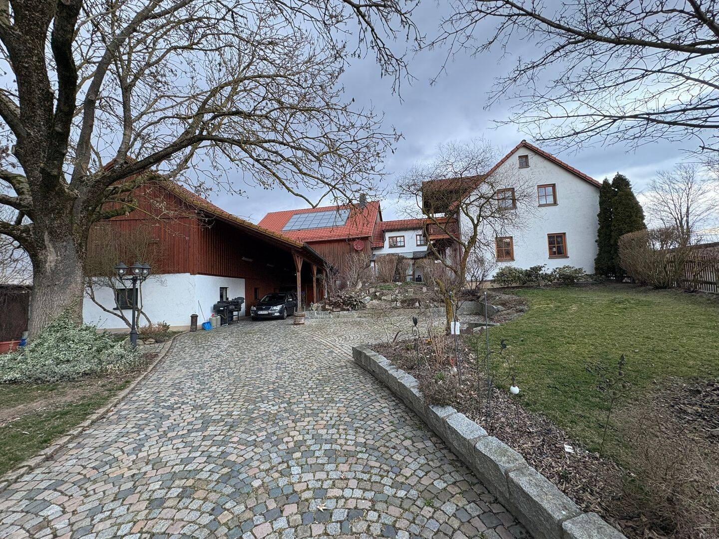 Großzügiges Wohnhaus mit Scheune, Pferdestall und weitläufigen Grünflächen zur Tierhaltung, 95194 Regnitzlosau