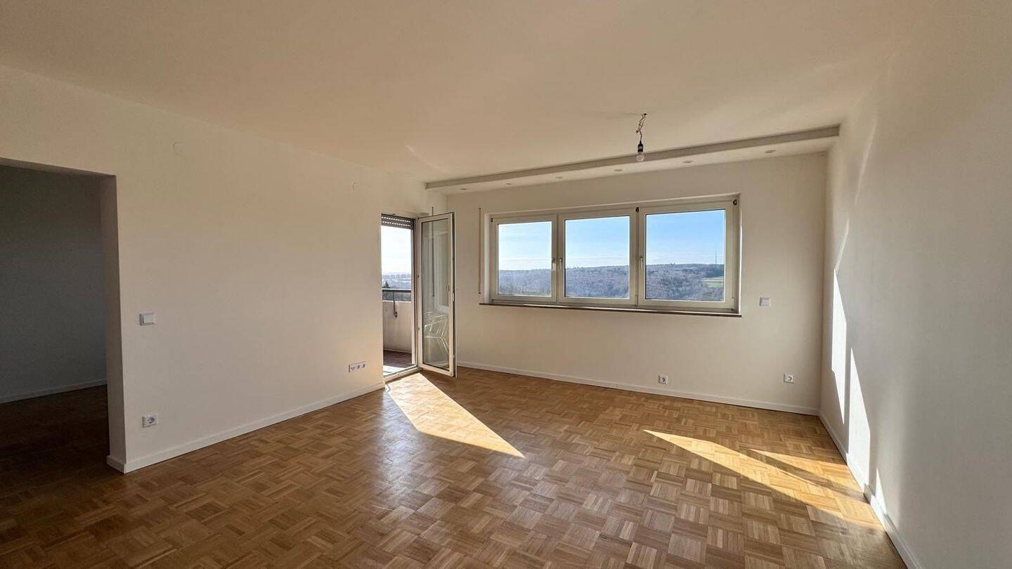 Kernsanierte 4-Zimmer-Wohnung mit Weitblick, großzügigem Grundriss & privatem TG-Stellplatz, 89134 Blaustein