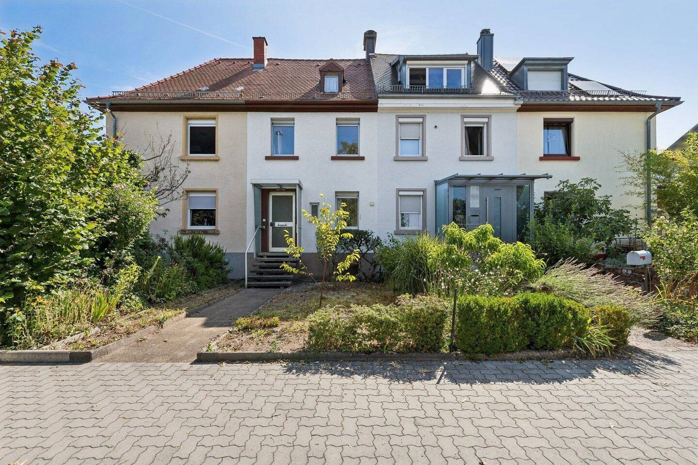 Gartenidylle inklusive: Reihenmittelhaus mit Terrasse, Balkon und Gartenhaus, 76187 Karlsruhe (Knielingen Maxau Mühlburg Nordweststadt)