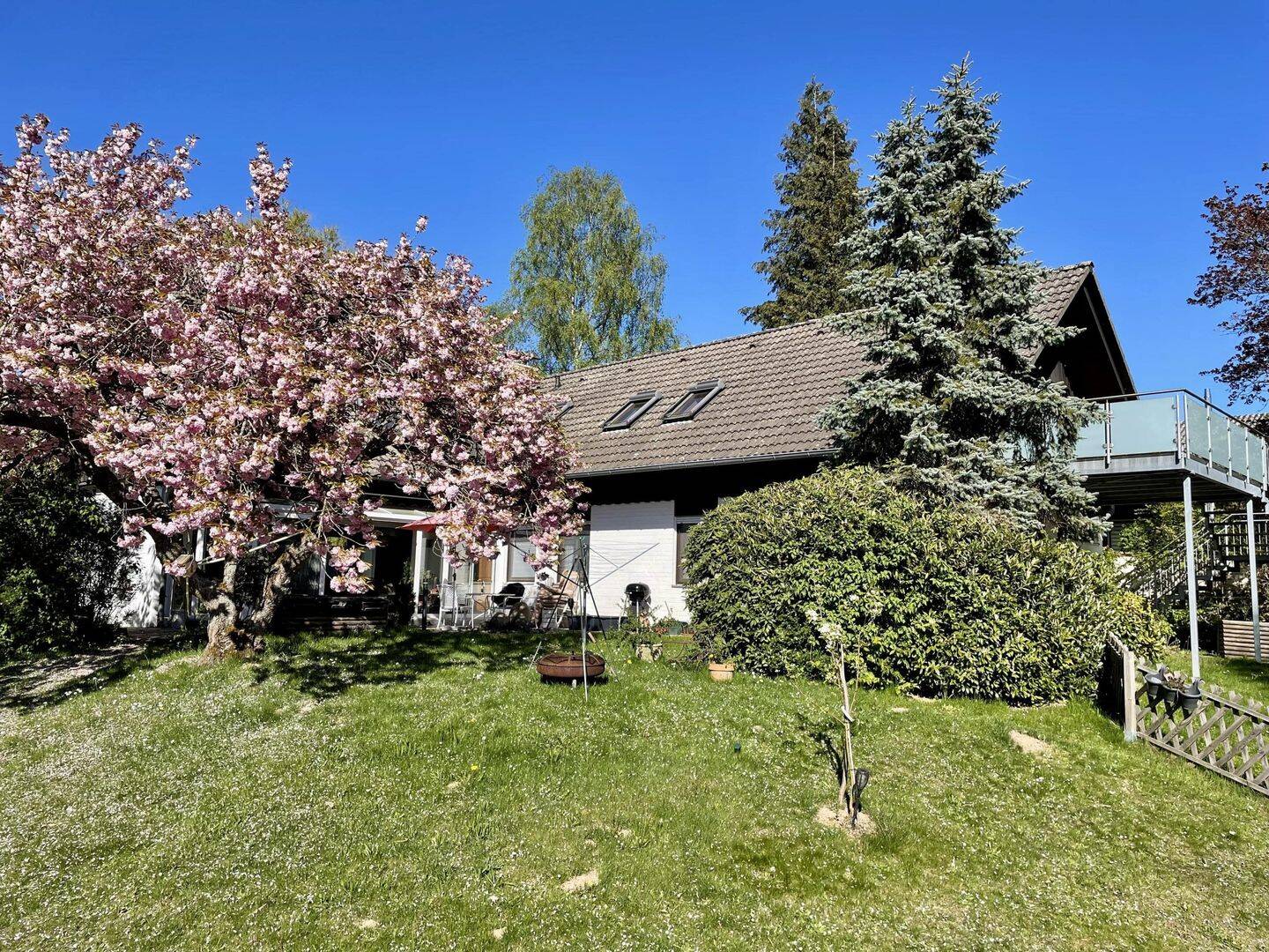 attraktives Wohnhaus mit 2 Wohneinheiten mit diversen Nutzungsmöglichkeiten, 35099 Burgwald