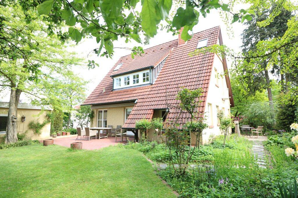 Topzentral gelegenes, modernisiertes Wohnhaus mit Garage, Keller und idyllischem Garten, 49661 Cloppenburg