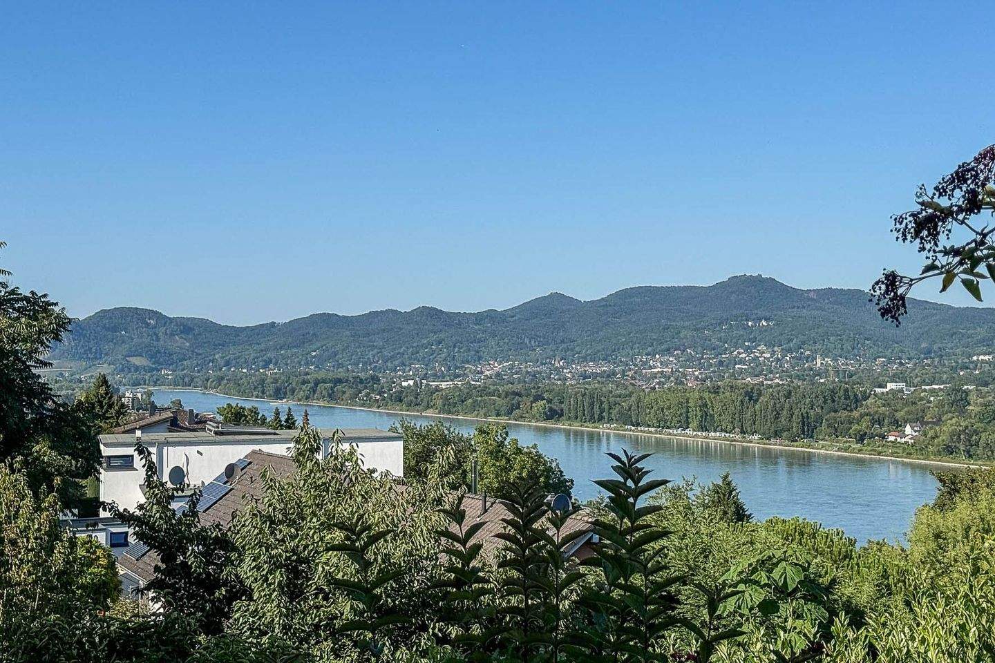 Rheinblick inklusive: Attraktives Zweifamilienhaus in Oberwinter, 53424 Remagen