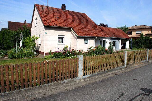 Einfamilienhaus mit ebenerdigem Grundstück in ruhiger Wohnlage der Marktgemeinde Wallersdorf, 94522 Wallersdorf