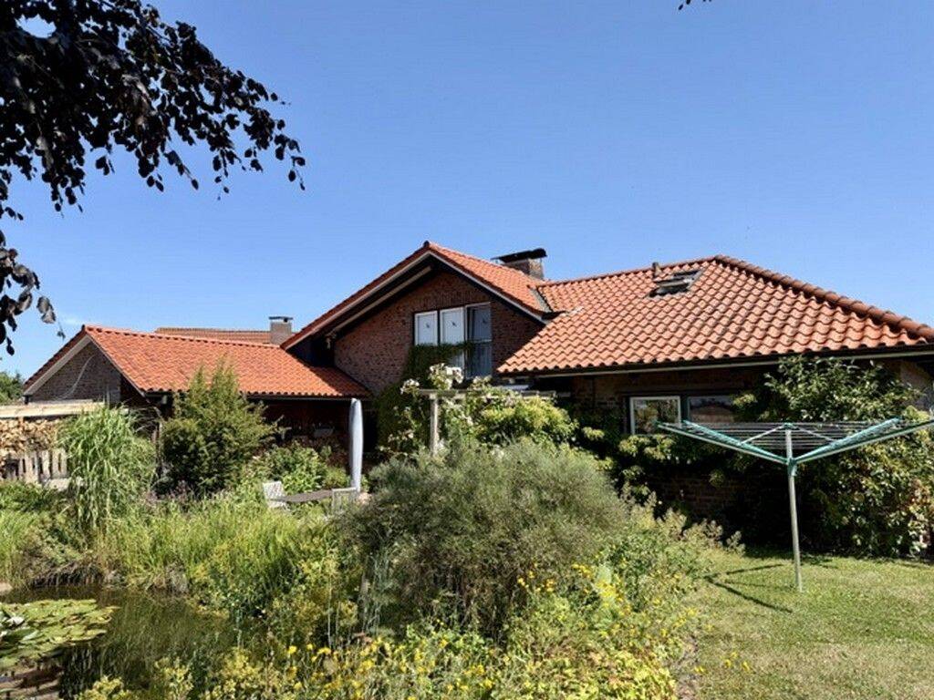 Exklusives Einfamilienhaus mit Gartenparadies, Teich und Ferienwohnung in begehrter Feldrandlage, 23749 Grube