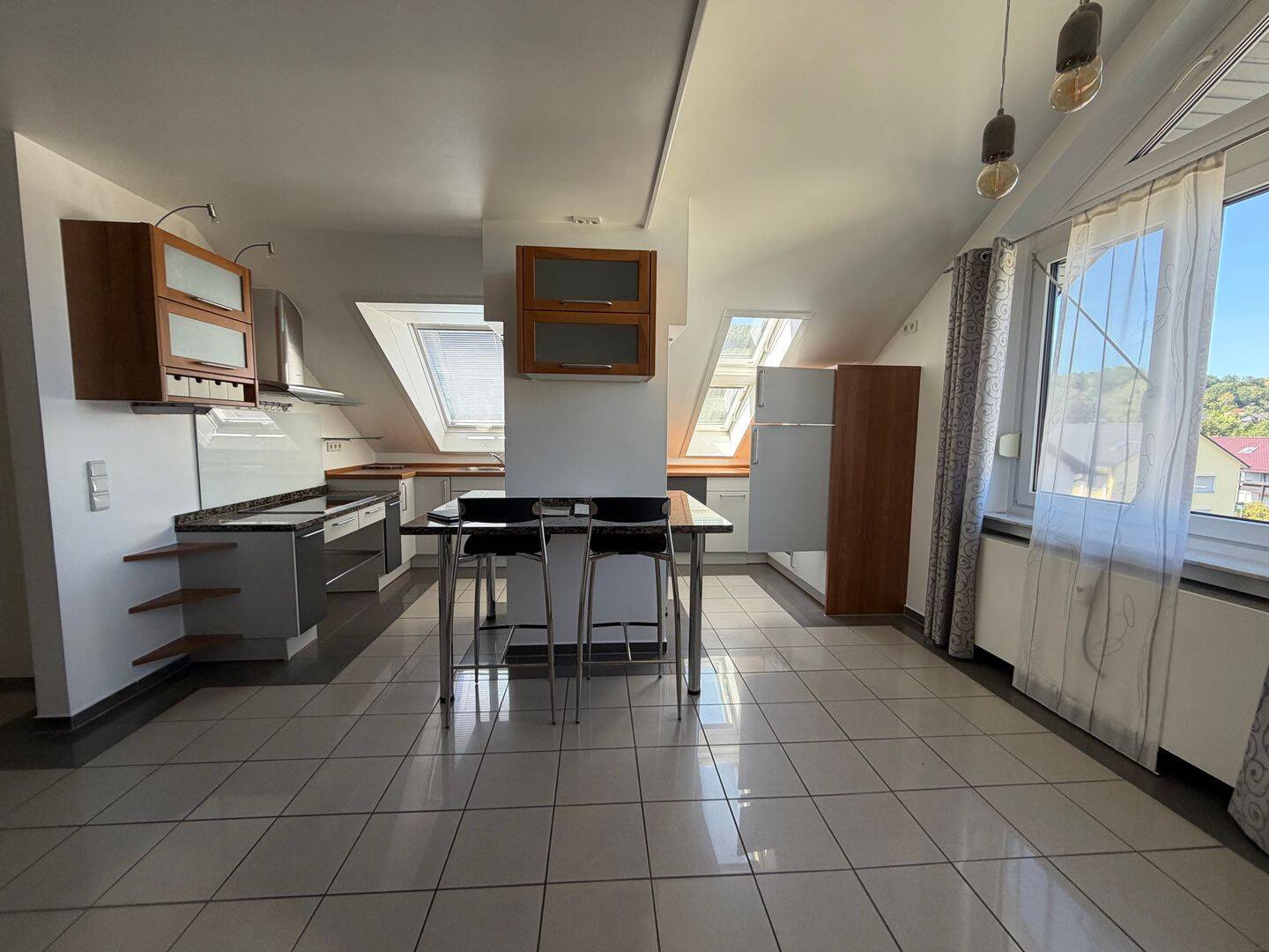 Moderne 2-Zimmer Dachgeschosswohnung mit Einbauküche und Balkon, 63857 Waldaschaff