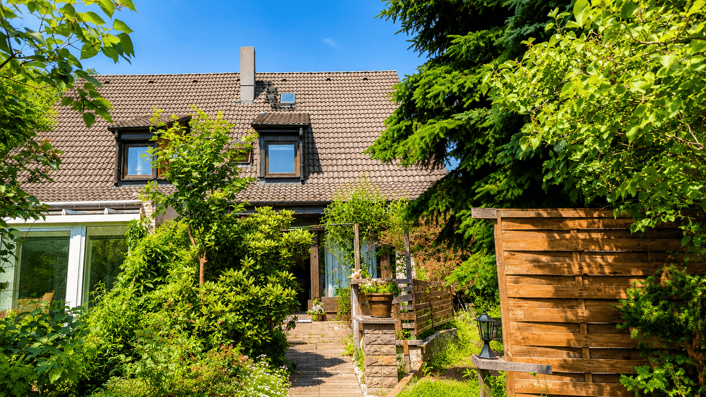 Familienhaus mit Kamin, Rosengarten und Potenzial auf 500 m² Grundstück, 13591 Berlin (Spandau Falkenhagener Feld Kolonie Gartenbauverein Staaken Staaken)