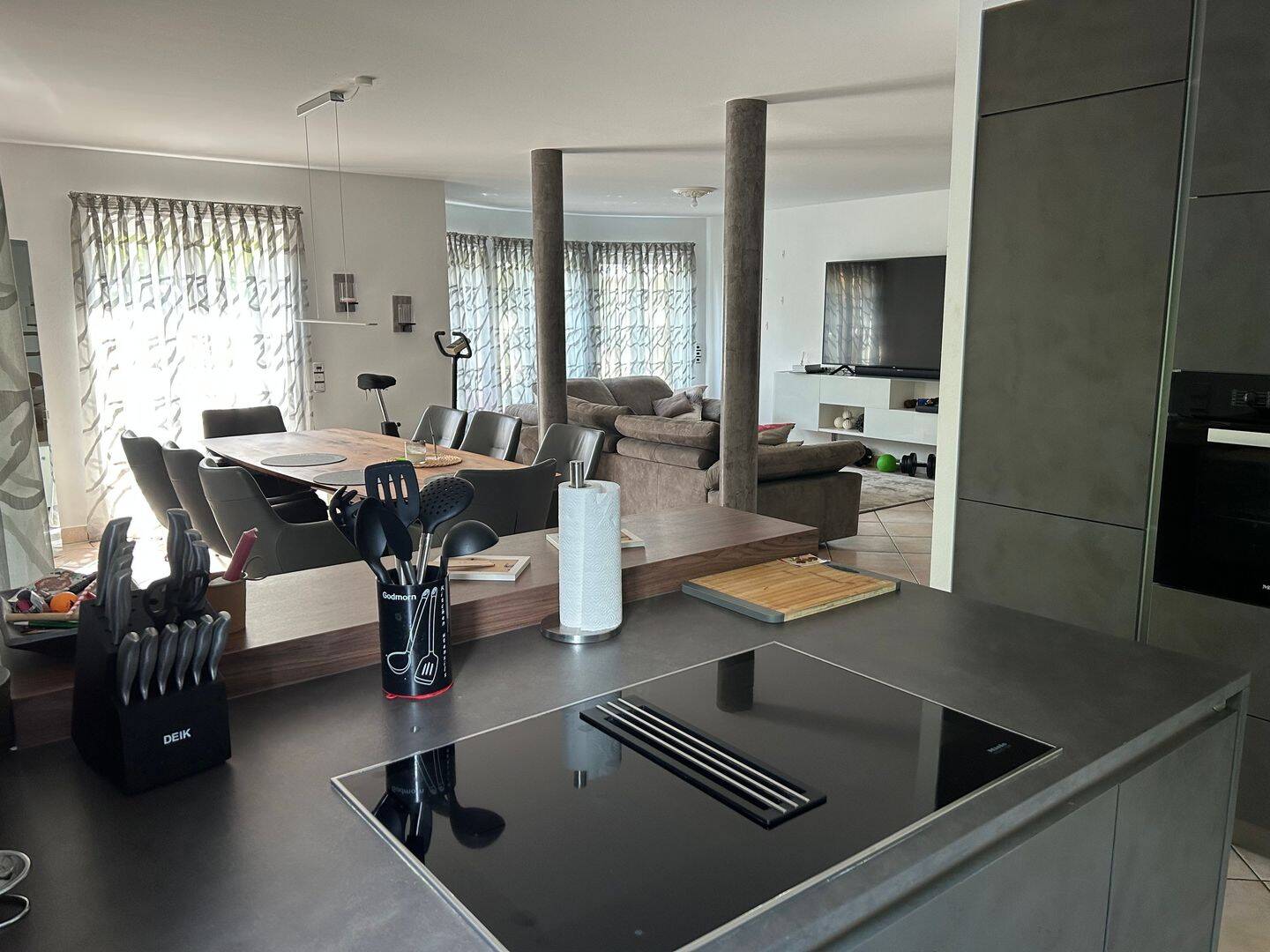 Diese wunderschöne Maisonette‑Wohnung bietet fünf helle Zimmer, zwei moderne Bäder und ein zusätzliches Gäste‑WC. Mit Balkon & Terasse, 63791 Karlstein a. Main