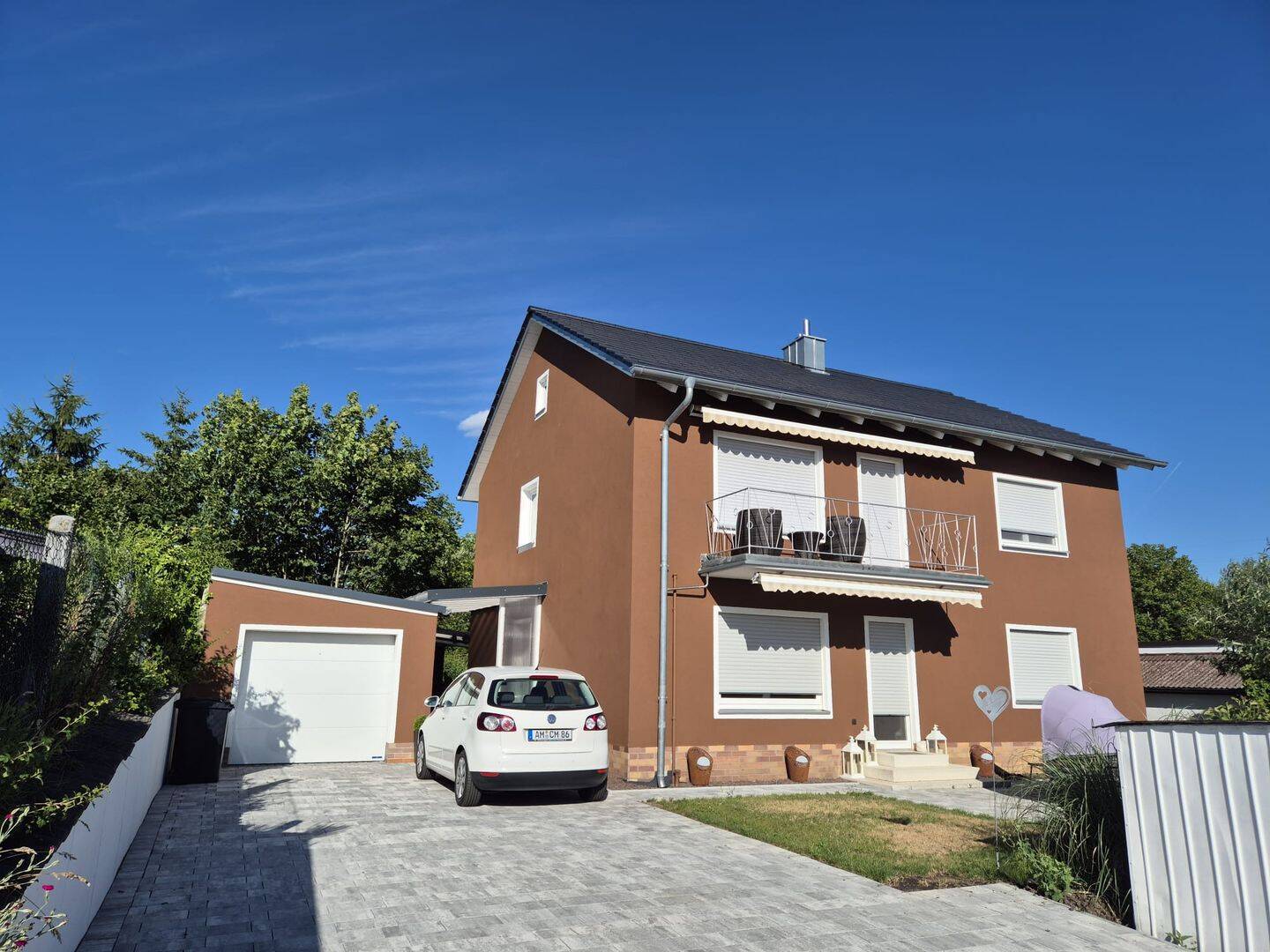 Gepflegtes Mehrfamilienhaus mit zwei Wohneinheiten, Garage und großzügigem Grundstück, 92224 Amberg