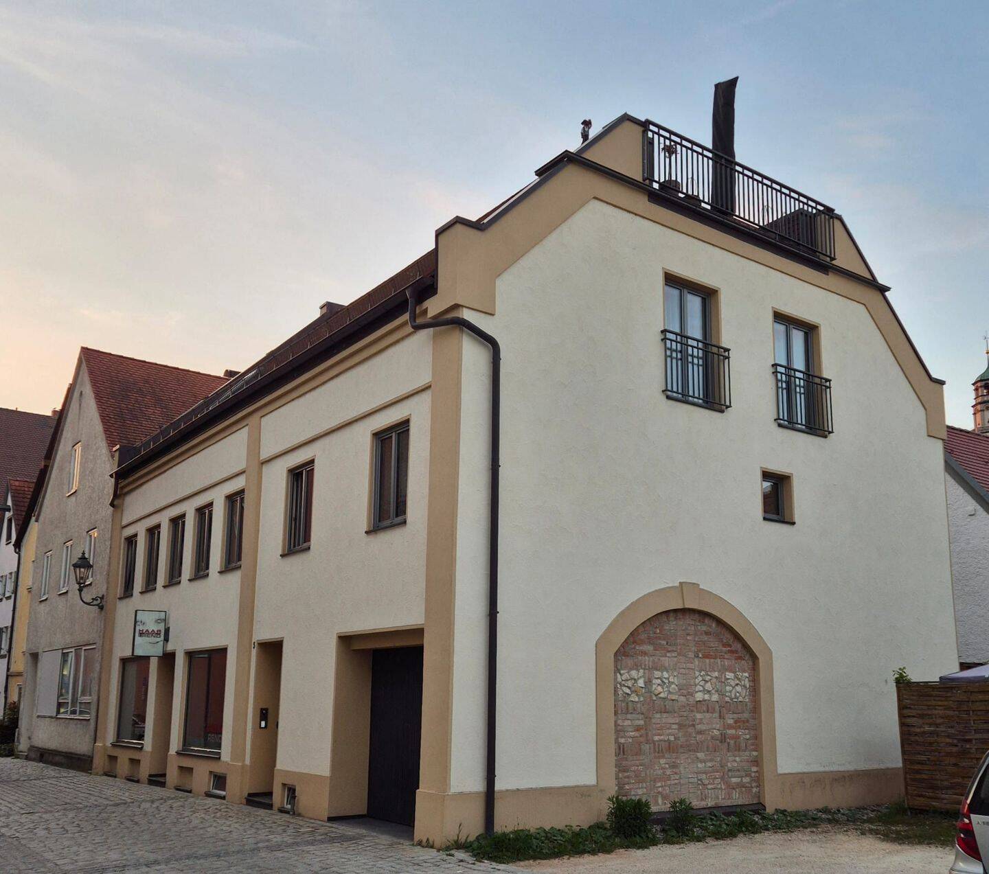 🏡 Großzügiges Einfamilienhaus mit
Gewerbeeinheit im Herzen von Lauingen an der Donau
Modernes & hochwertiges Wohnen in historischem Ambiente, 89415 Lauingen (Donau)