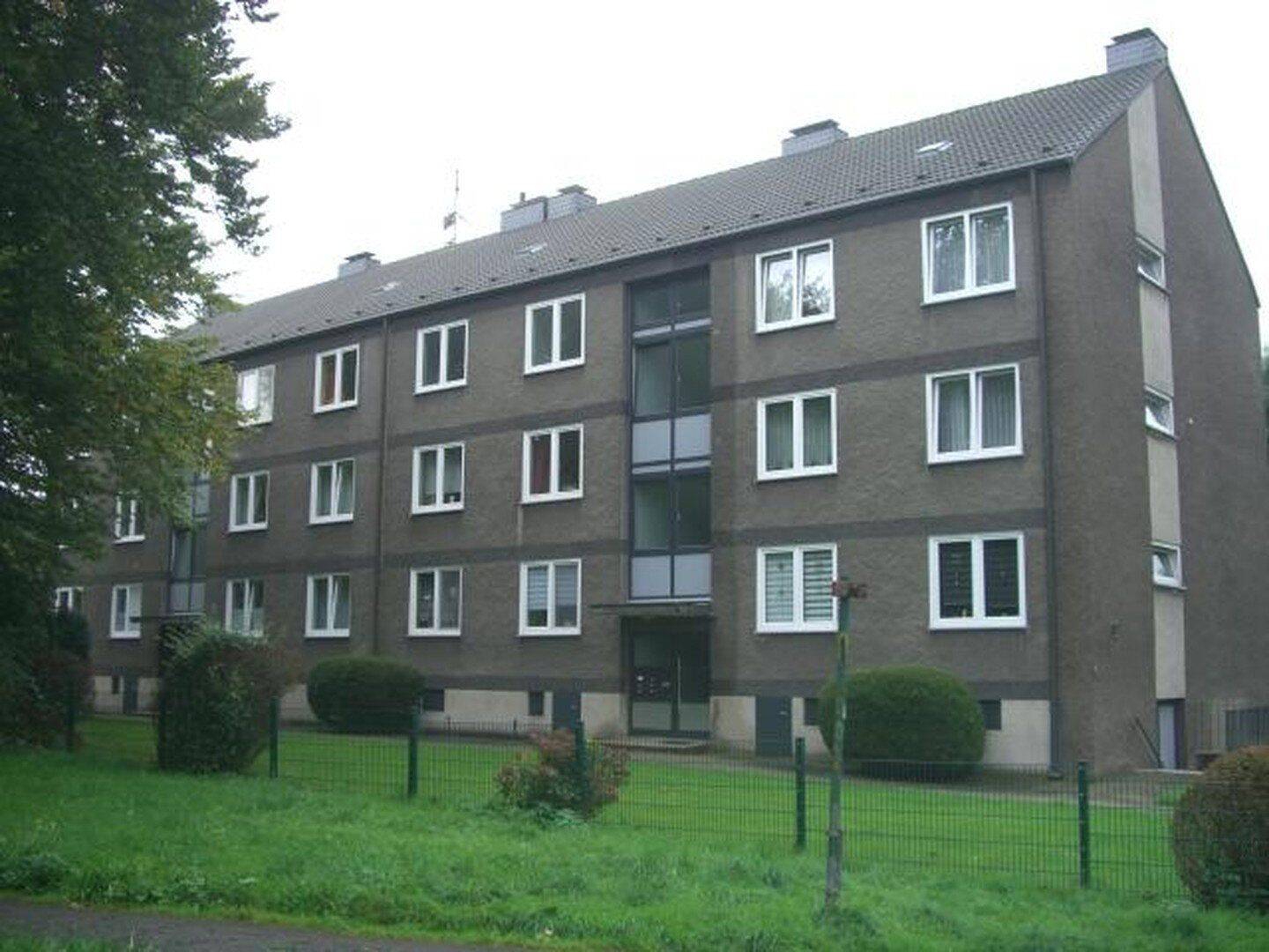 frisch renovierte Whg. mit Balkon in gepfl. 6-Familien-/Doppelhaushälfte in Dortmund-Sölde, 44289 Dortmund (Lichtendorf Sölde Sölderholz)