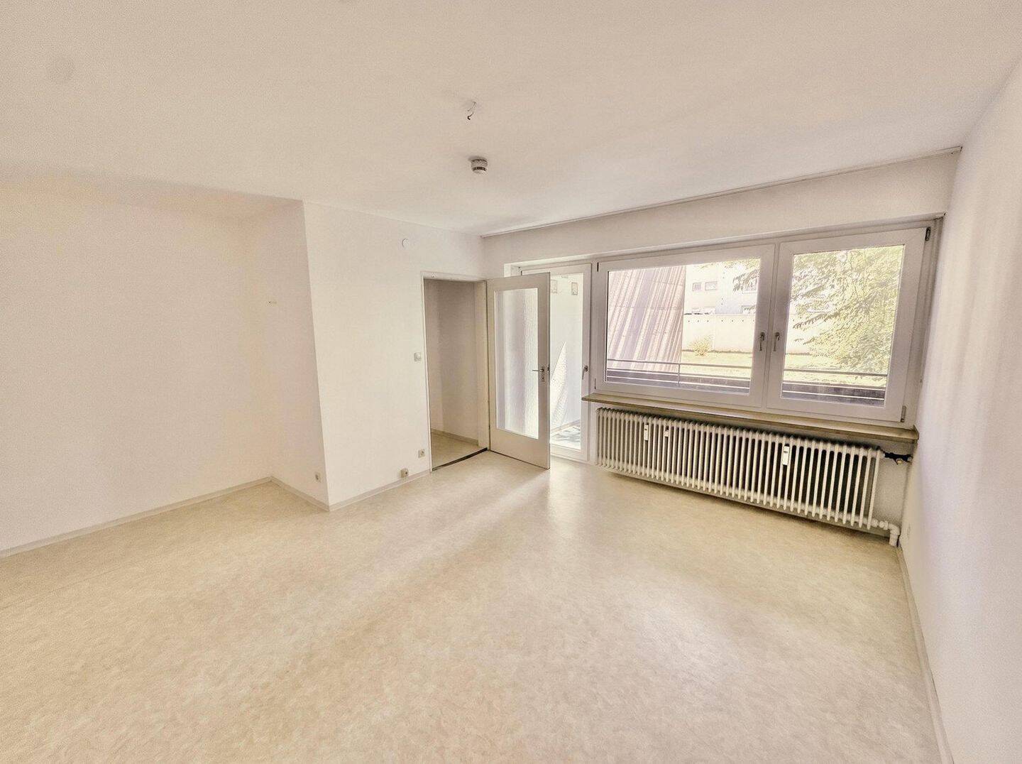 Charmante 1-Zimmer-Wohnung mit großem Balkon & Einbauküche – ruhig & grün im Westenviertel, 93049 Regensburg (Großprüfening-Dechbetten-Königswiesen Innenstadt Westenviertel)