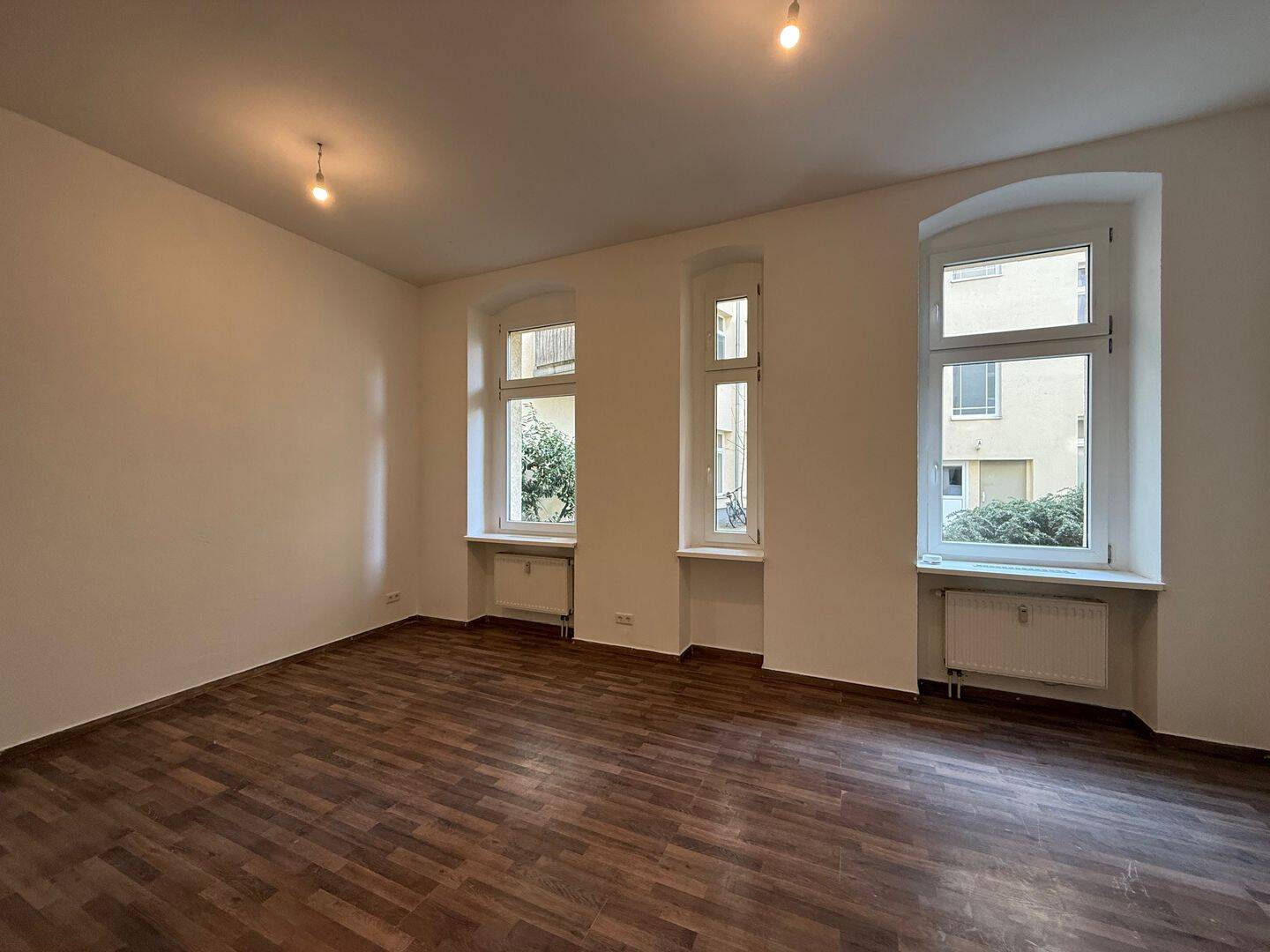 Bezugsfreie, großzügige 3-Zimmer-Erdgeschosswohnung im Altbau in Berlin-Weißensee!