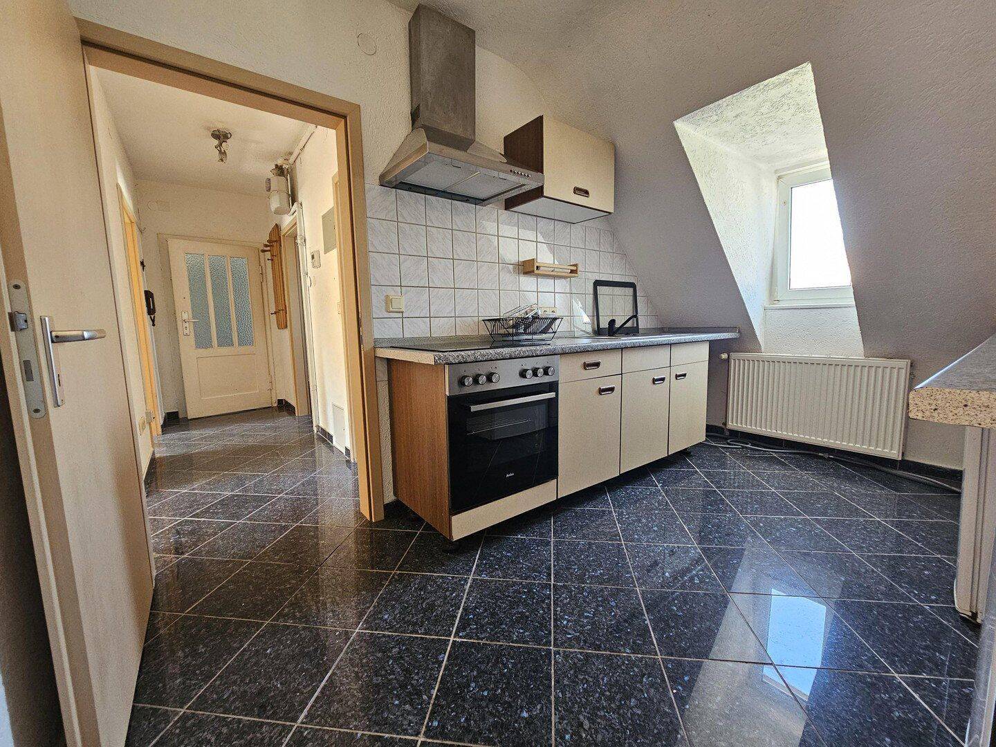 Top-Anbindung & WG-geeignet: Helle 2.5-Zi-DG-Wohnung mit EBK in Stgt-Bad Cannstatt, 70372 Stuttgart (Bad Cannstatt)