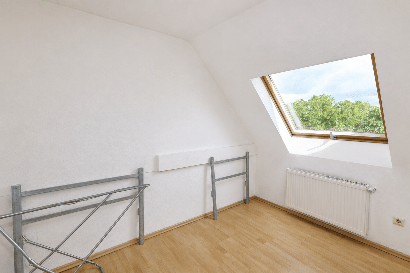 Dachgeschosswohnung mit 4,5 Zimmern und ca. 100 m² – Leerstehend oder mit bis zu 10 % Rendite, 44145 Dortmund (Lindenhorst Mitte)