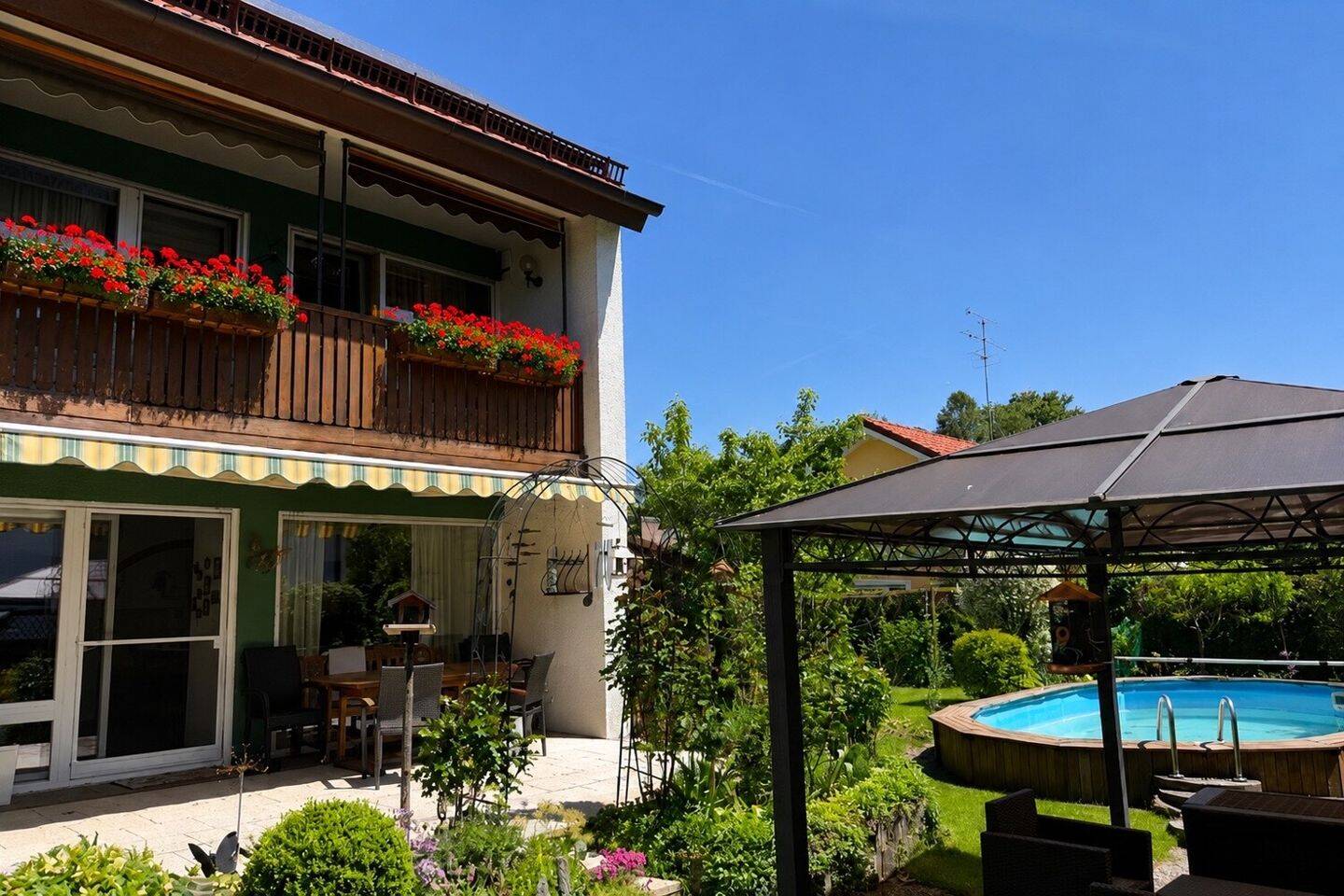 Doppelhaushälfte auf großem Grundstück mit Pool und Pellets-Heizung in ruhiger Lage, 85598 Vaterstetten