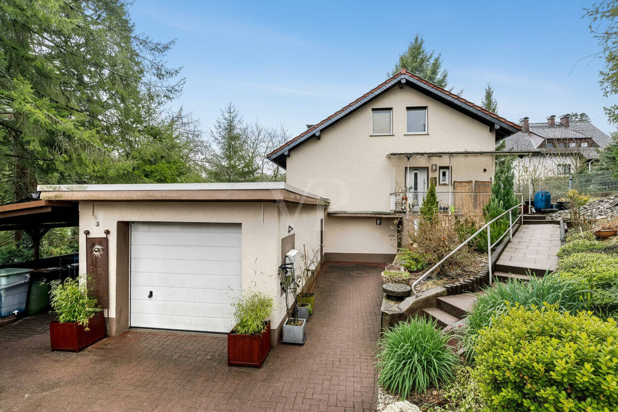 Haus mit Potenzial. 1-3 Wohneinheiten möglich. Garage, Hof, großer Garten. Zentral gelegen., 61389 Schmitten