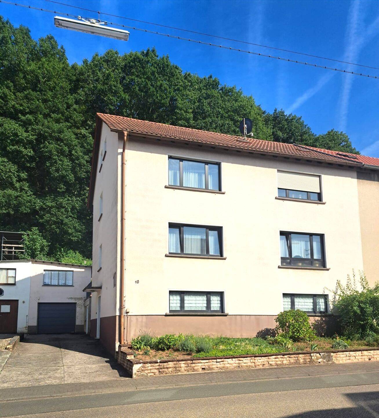 gepflegtes Zweifamilienhaus in Ortsrandlage von Püttlingen, 66346 Püttlingen