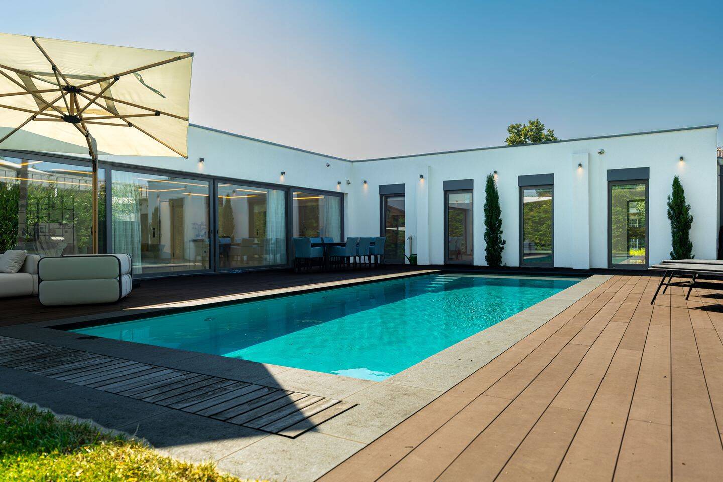 Exklusiver Bungalow in begehrter Wohnlage – Stilvoll kernsaniert mit Außenpool, 40670 Meerbusch