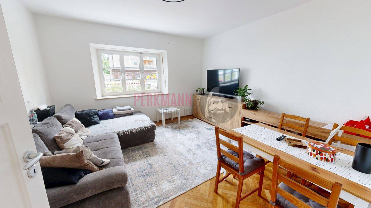 Bezugsfreie 3 Zimmer Altbauwohnung im Hochpaterre