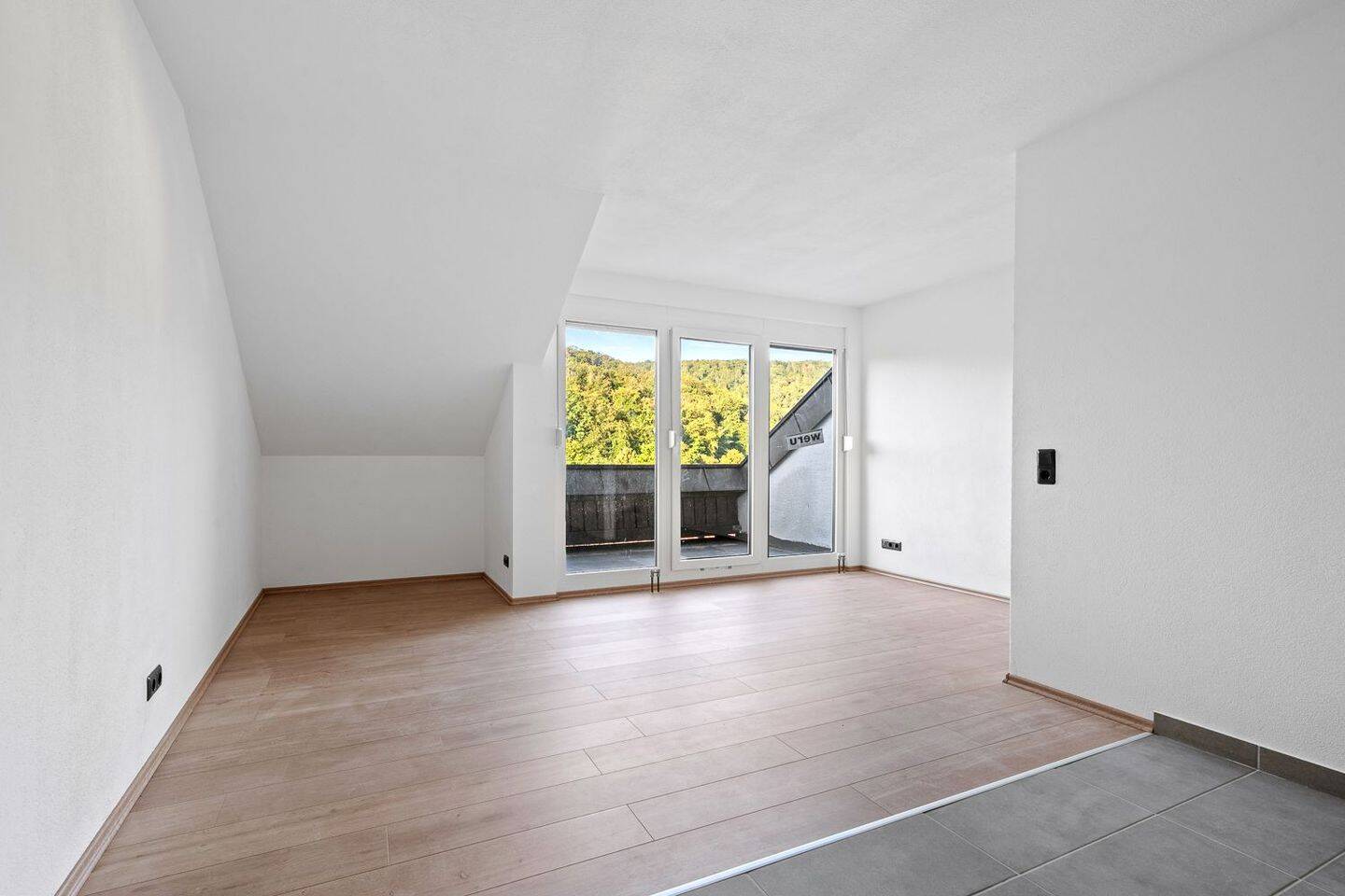 Über den Dächern von Schelklingen! Neu sanierte 3,5-Zimmer-Dachgeschosswohnung mit Sonnenbalkon, 89601 Schelklingen