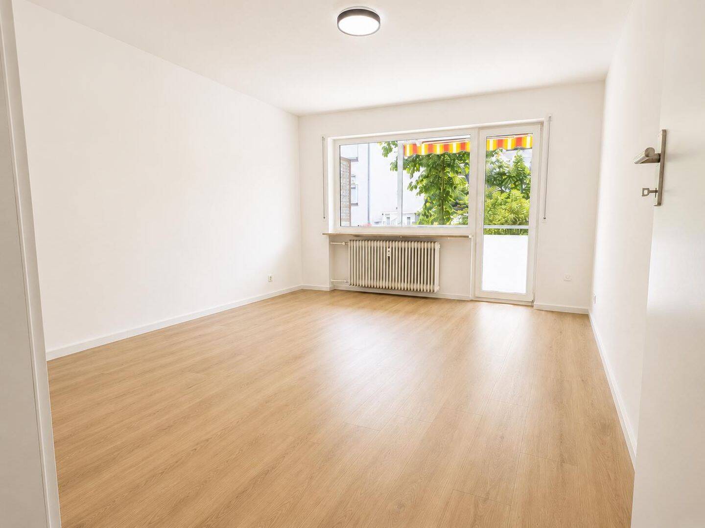 EINZIEHEN & WOHLFÜHLEN: GROSSZÜGIG MODERNISIERTE 3-ZIMMER-WOHNUNG MIT BALKON UND AUSSENSTELLPLATZ, 90537 Feucht