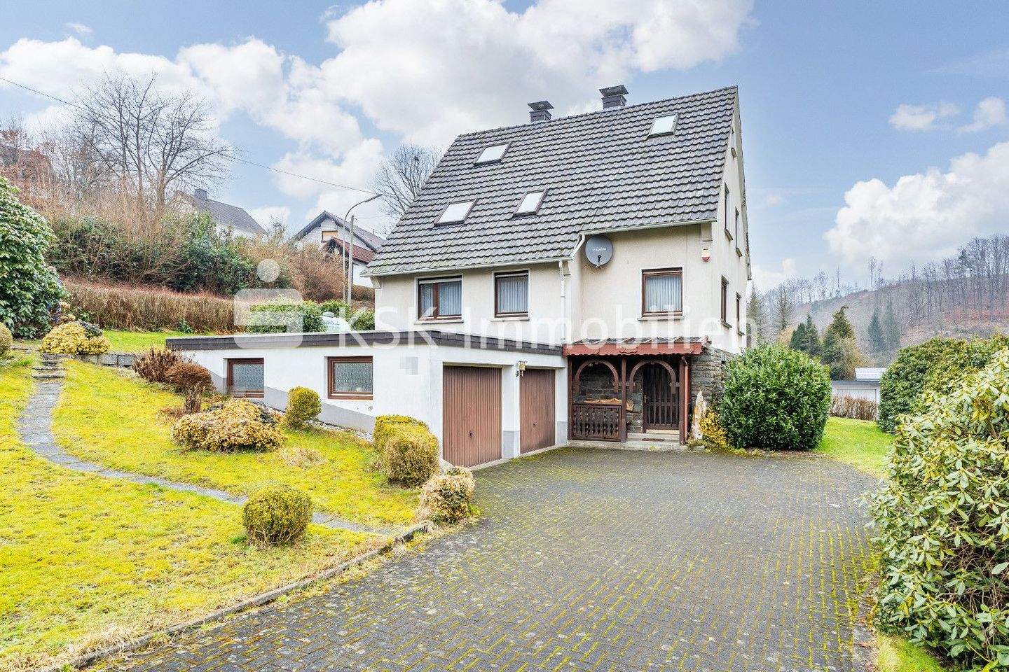 Renovierungsbedürftiges Einfamilienhaus mit Doppelgarage sucht neuen Eigentümer!, 51597 Morsbach