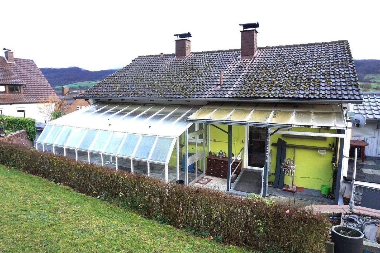 Preisreduzierung – Wohnen wo andere Urlaub machen – Zweifamilienhaus mit Fernblick, Solar und PV Anlage zu verkaufen, 37247 Großalmerode