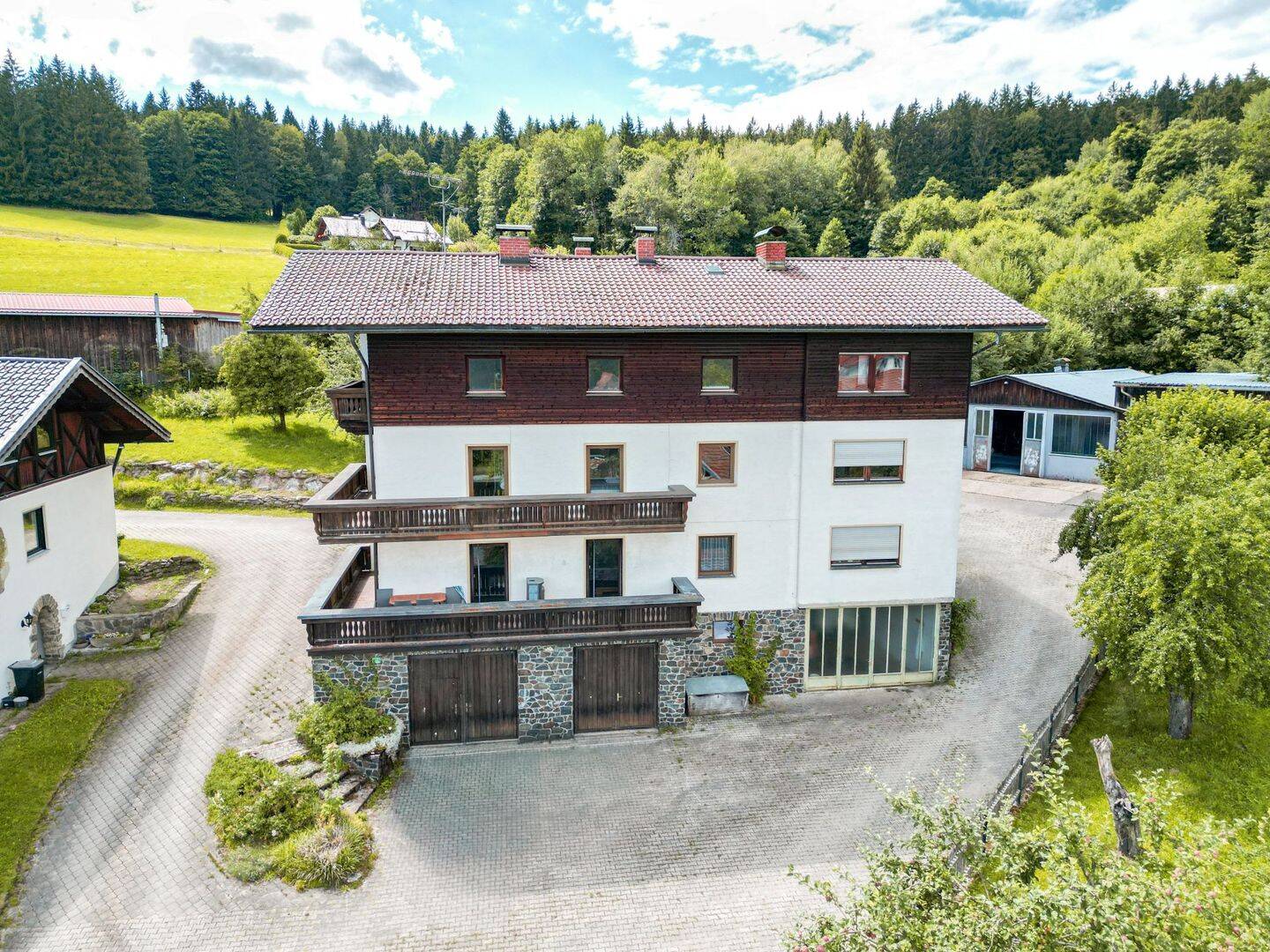 MFH – 6 Wohnungen, 3 Hallen, 5.000 m² Grund & 16 % Rendite, 94227 Lindberg