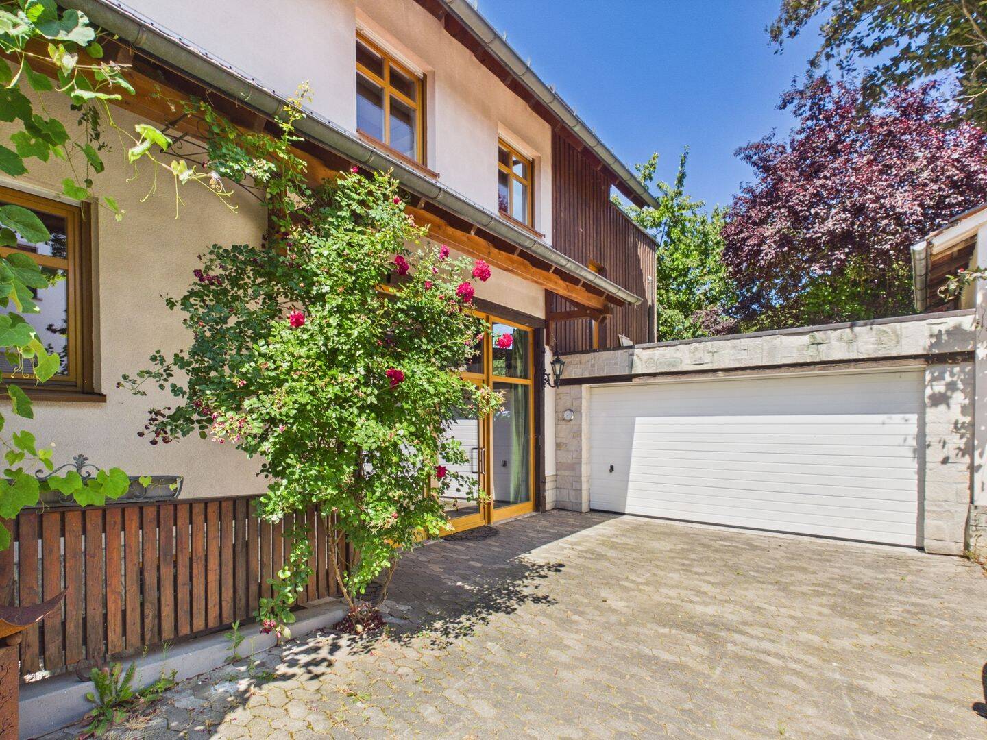 Gehobenes Wohnensemble mit Architektenhaus-Charakter, vermieteter Einheit, Garten und Doppelgarage, 36217 Ronshausen