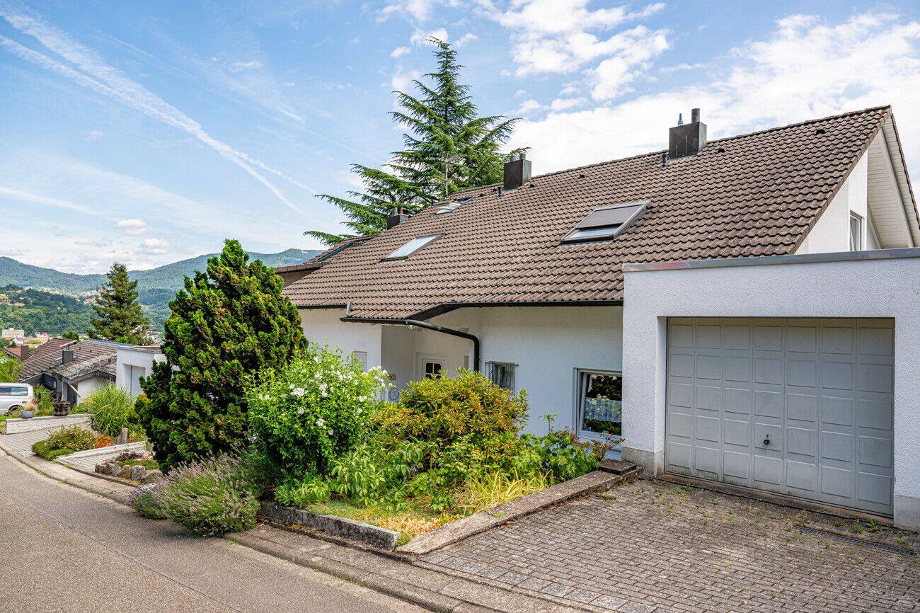 **Reihenendhaus mit Split-Level-Architektur, Terrasse, Garten und Garage in begehrter Lage**, 76593 Gernsbach