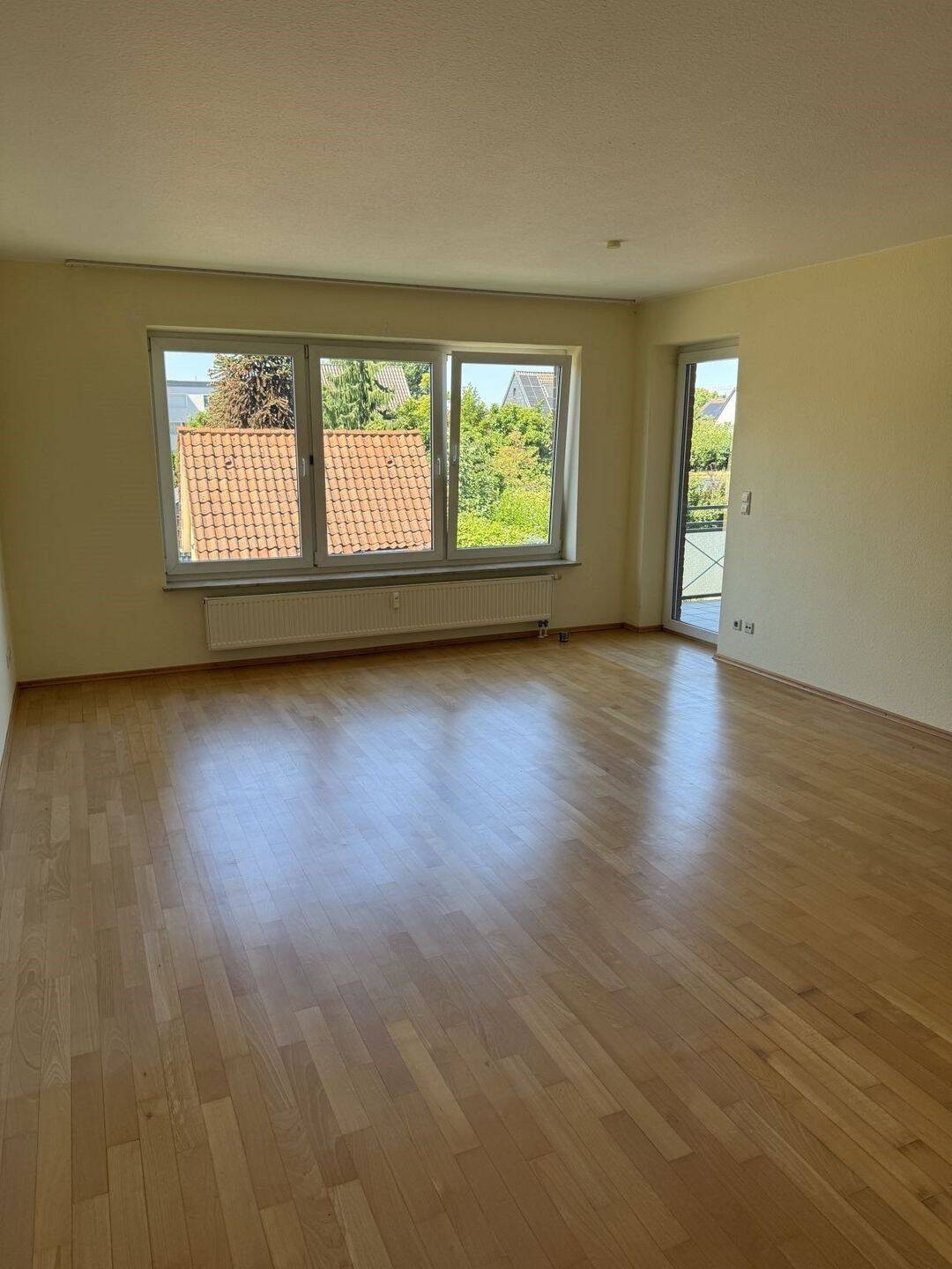 Gepflegte 3-Zimmer-Wohnung mit Balkon und Garage in Berenbostel, 30827 Garbsen