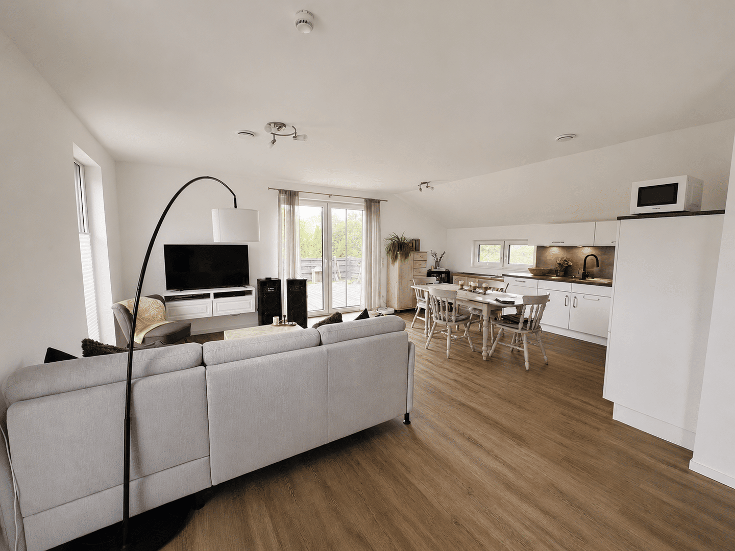 Moderne Dachgeschosswohnung mit großer Dachterrasse, Carport und Einbauküche – Provisionsfrei, 26316 Varel