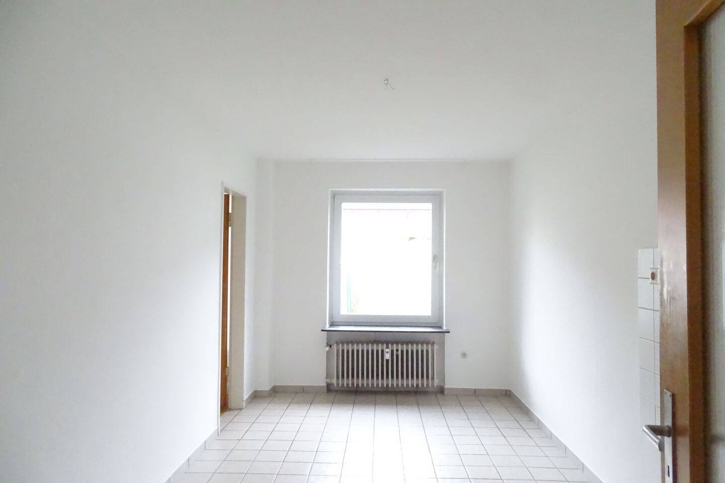 Tannenwäldchen: Zentral gelegene Wohnung mit Südbalkon, mit Blick über Kassel, 34119 Kassel (Mitte West)