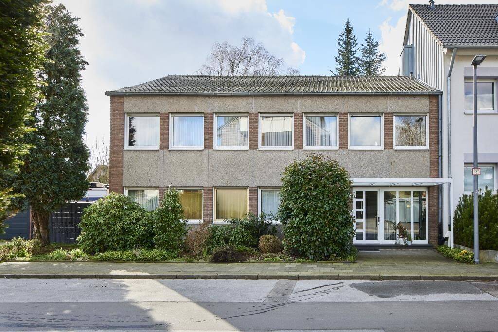 Wohnhaus mit großem Entwicklungspotenzial, 47839 Krefeld (Hüls Hülser Berg Inrath/Kliedbruch)
