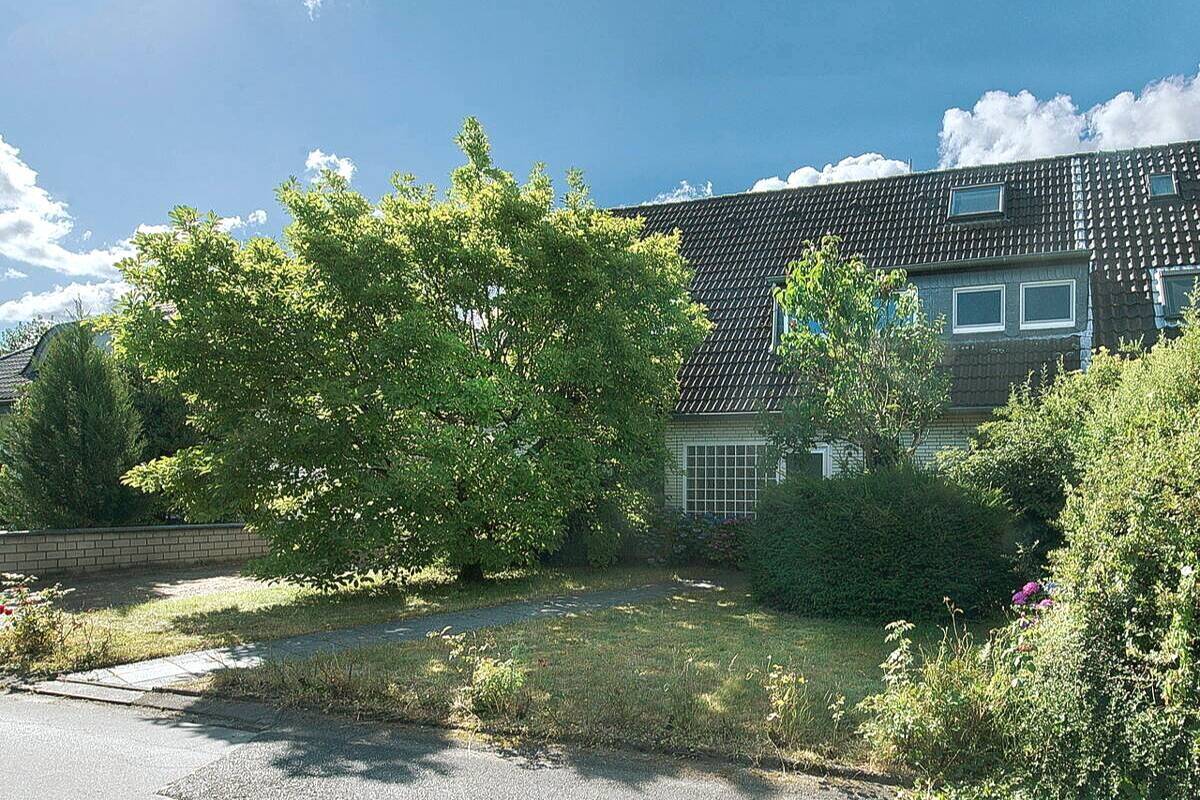 Ein Zuhause voller Möglichkeiten: zeitloses Zweifamilienhaus mit wunderschönem Garten!, 40721 Hilden (Unterbach)
